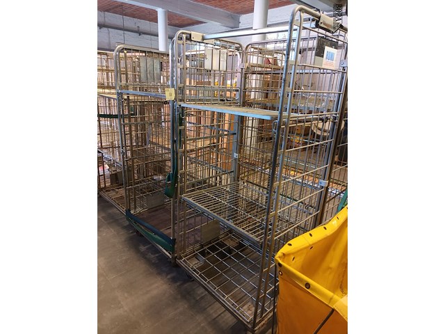 Lot 88 - rolcontainer. 2 stuks - afbeelding 1 van  3
