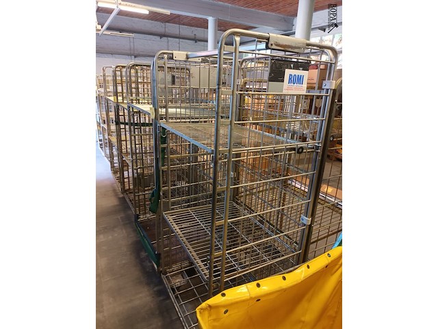 Lot 88 - rolcontainer. 2 stuks - afbeelding 3 van  3