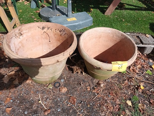 Lot 88 - terracotta bloempot. 2 stuks - afbeelding 1 van  4