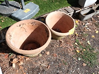 Lot 88 - terracotta bloempot. 2 stuks - afbeelding 3 van  4