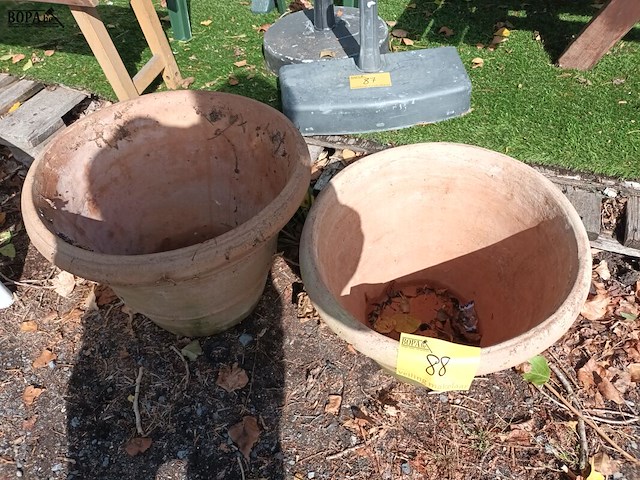 Lot 88 - terracotta bloempot. 2 stuks - afbeelding 4 van  4