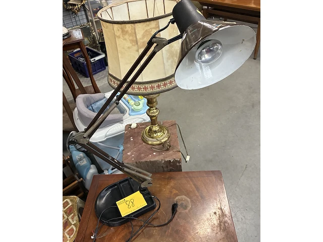 Lot 88 - verstelbare vintage bureaulamp - afbeelding 1 van  3