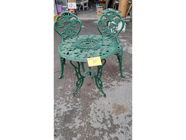 Lot 88 - vintage gietijzeren bistroset groen met rozenmotief - tafel - afbeelding 1 van  5