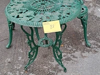 Lot 88 - vintage gietijzeren bistroset groen met rozenmotief - tafel