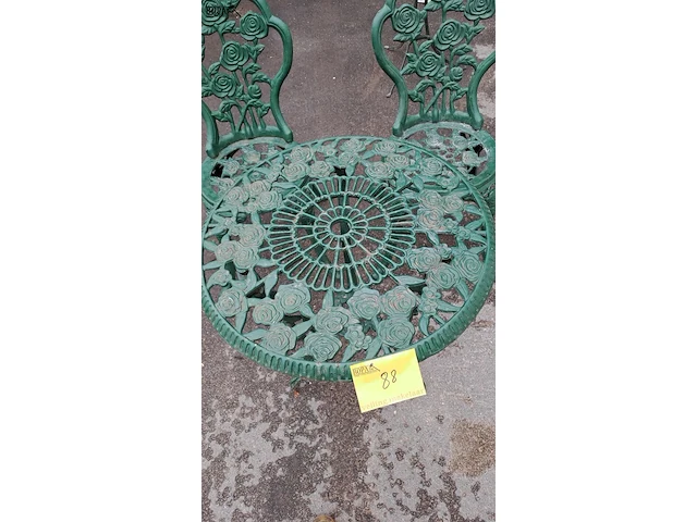 Lot 88 - vintage gietijzeren bistroset groen met rozenmotief - tafel - afbeelding 2 van  5