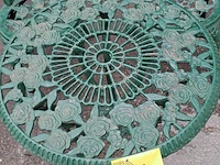 Lot 88 - vintage gietijzeren bistroset groen met rozenmotief - tafel - afbeelding 2 van  5