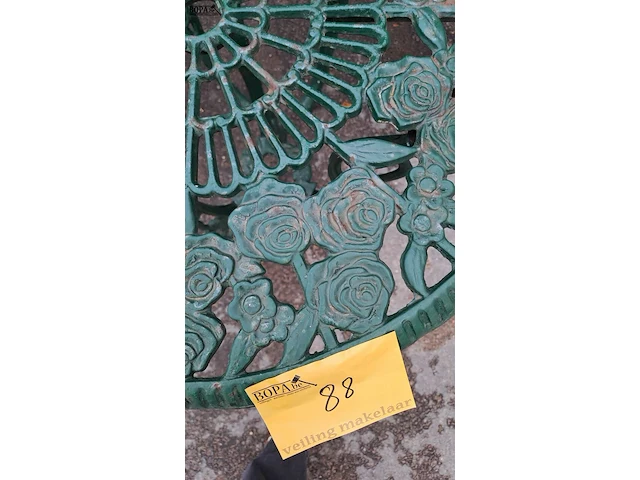 Lot 88 - vintage gietijzeren bistroset groen met rozenmotief - tafel - afbeelding 3 van  5