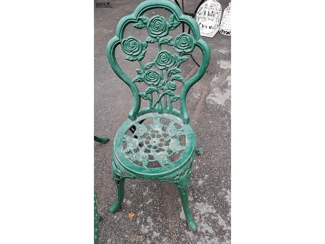 Lot 88 - vintage gietijzeren bistroset groen met rozenmotief - tafel - afbeelding 4 van  5