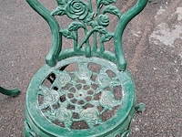 Lot 88 - vintage gietijzeren bistroset groen met rozenmotief - tafel - afbeelding 4 van  5