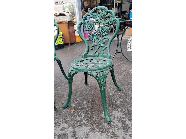 Lot 88 - vintage gietijzeren bistroset groen met rozenmotief - tafel - afbeelding 5 van  5