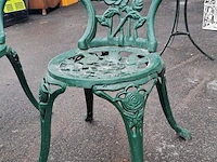 Lot 88 - vintage gietijzeren bistroset groen met rozenmotief - tafel - afbeelding 5 van  5