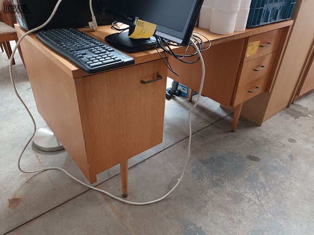 Lot 88 - vintage houten bureau - afbeelding 1 van  3