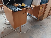 Lot 88 - vintage houten bureau - afbeelding 1 van  3