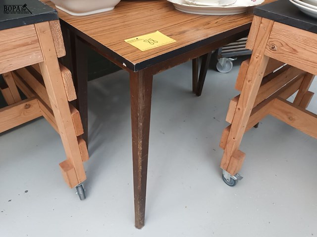 Lot 88 - vintage keukentafel. 2 stuks - afbeelding 1 van  4