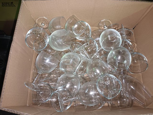 Lot 88 - wijnglazen. 1 doos - afbeelding 2 van  3