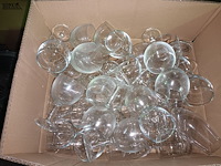 Lot 88 - wijnglazen. 1 doos - afbeelding 2 van  3