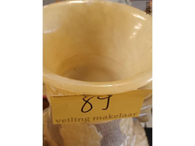 Lot 89 - albast vaas - afbeelding 3 van  4