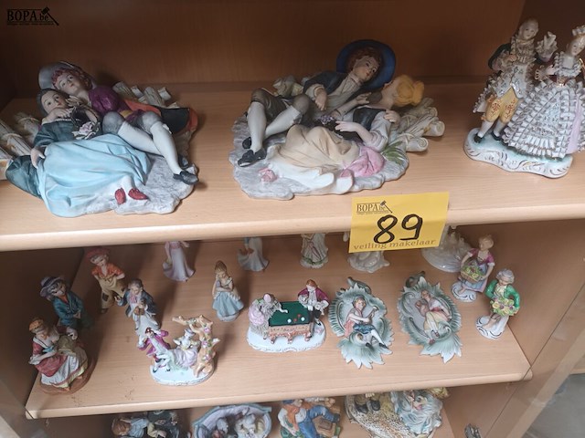 Lot 89 - beeldjes in porselein. 23 stuks - afbeelding 7 van  7