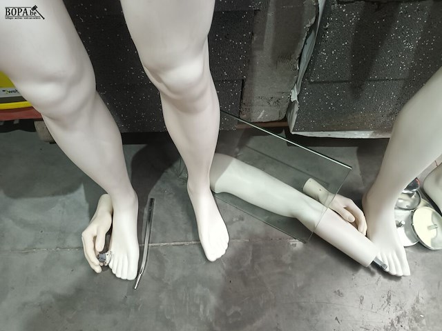 Lot 89 - etalagepop. 2 stuks - afbeelding 2 van  3