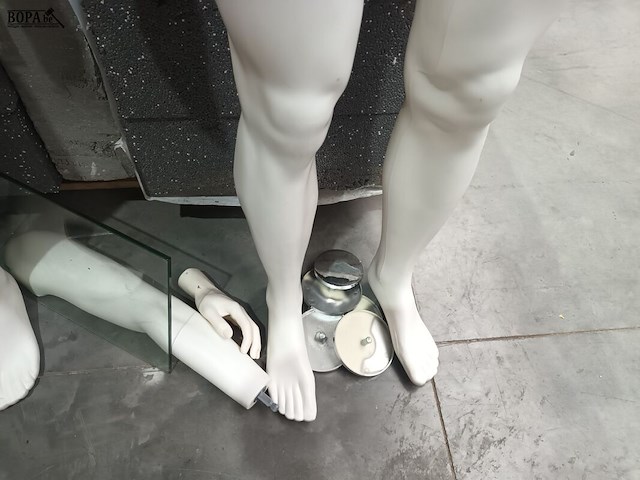 Lot 89 - etalagepop. 2 stuks - afbeelding 3 van  3