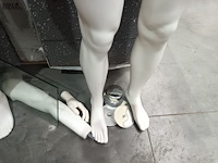 Lot 89 - etalagepop. 2 stuks - afbeelding 3 van  3