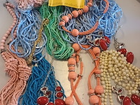 Lot 89 - fantasie juwelen - afbeelding 1 van  3