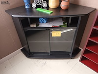 Lot 89 - hoekkastje - afbeelding 1 van  2