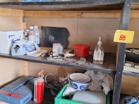 Lot 89 - houten kast met inhoud - afbeelding 2 van  12