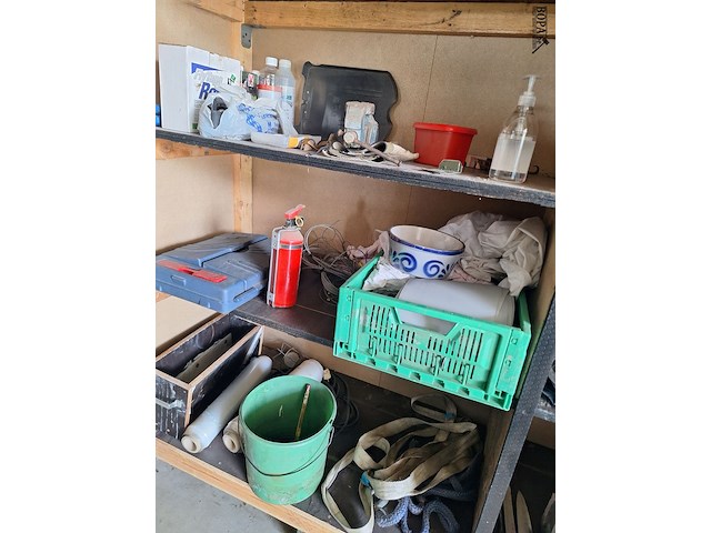Lot 89 - houten kast met inhoud - afbeelding 4 van  12