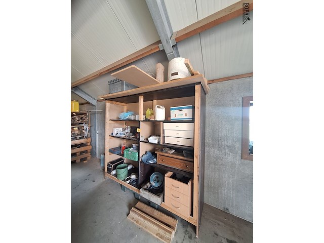 Lot 89 - houten kast met inhoud - afbeelding 1 van  12