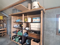Lot 89 - houten kast met inhoud - afbeelding 1 van  12