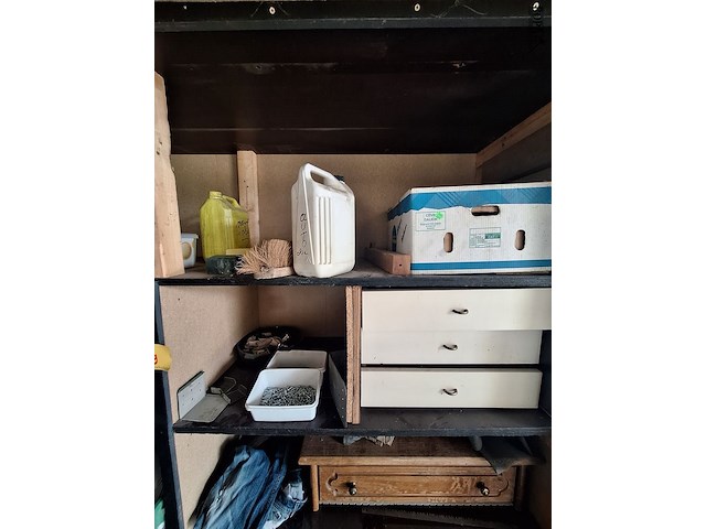 Lot 89 - houten kast met inhoud - afbeelding 5 van  12