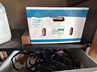 Lot 89 - houten kast met inhoud - afbeelding 6 van  12
