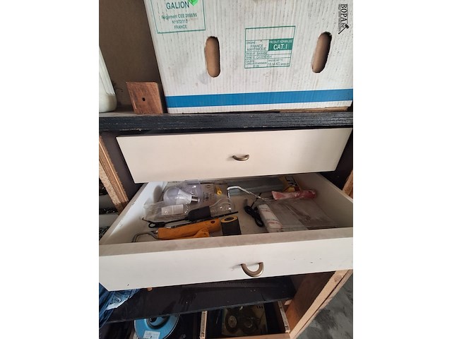 Lot 89 - houten kast met inhoud - afbeelding 7 van  12