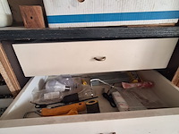 Lot 89 - houten kast met inhoud - afbeelding 7 van  12
