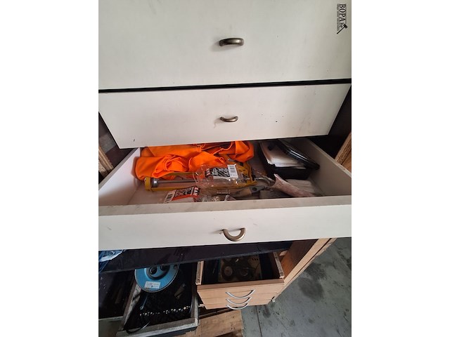 Lot 89 - houten kast met inhoud - afbeelding 8 van  12