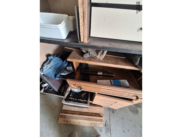 Lot 89 - houten kast met inhoud - afbeelding 9 van  12