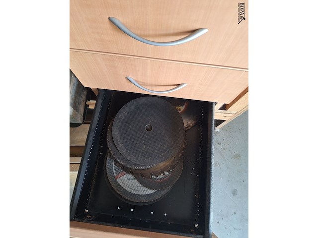 Lot 89 - houten kast met inhoud - afbeelding 10 van  12