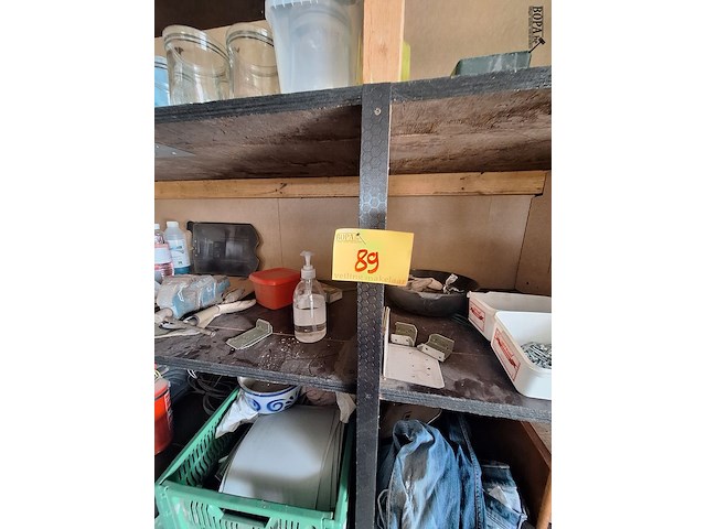 Lot 89 - houten kast met inhoud - afbeelding 12 van  12