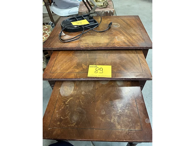 Lot 89 - klassieke houten nesttafels - afbeelding 1 van  2
