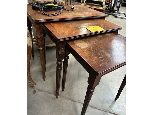 Lot 89 - klassieke houten nesttafels - afbeelding 2 van  2