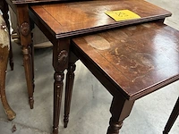 Lot 89 - klassieke houten nesttafels - afbeelding 2 van  2