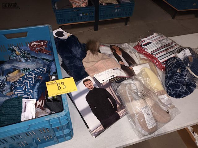 Lot 89 - kledij en sjaals - afbeelding 1 van  6