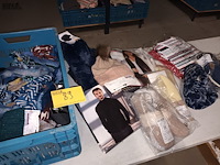 Lot 89 - kledij en sjaals - afbeelding 1 van  6