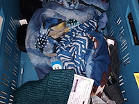 Lot 89 - kledij en sjaals - afbeelding 2 van  6