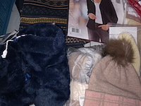 Lot 89 - kledij en sjaals - afbeelding 4 van  6