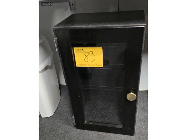 Lot 89 - klein zwart vitrinekastje - afbeelding 1 van  2