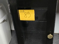 Lot 89 - klein zwart vitrinekastje - afbeelding 1 van  2