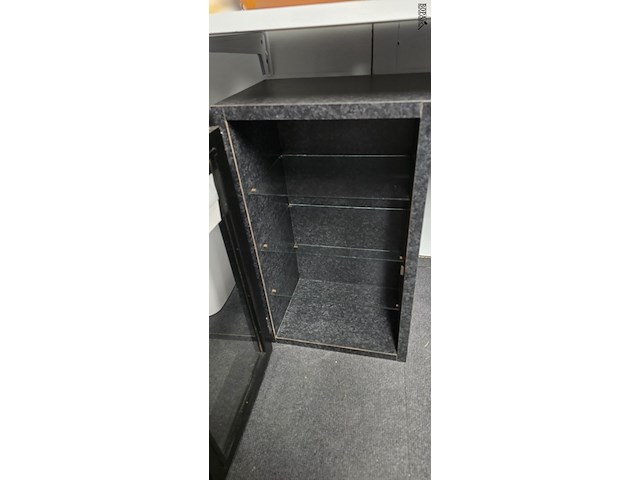 Lot 89 - klein zwart vitrinekastje - afbeelding 2 van  2