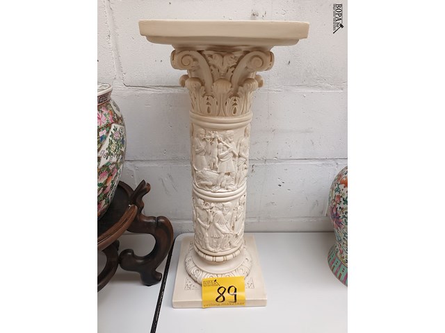 Lot 89 - korinthische sokkel in ivorine - afbeelding 1 van  3